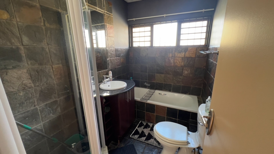 3 Bedroom Property for Sale in Langenhovenpark Free State